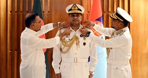 দৈনিক পূর্বকোণ - চট্টগ্রামের দৈনিক নবনিযুক্ত নৌপ্রধান মিসবাহ-উল-আজীমকে র্যাঙ্ক ব্যাজ পরালেন প্রধানমন্ত্রী