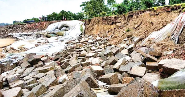 দৈনিক পূর্বকোণ - চট্টগ্রামের দৈনিক বাঁধ-তীরের ২১৮ পয়েন্টে ভাঙন