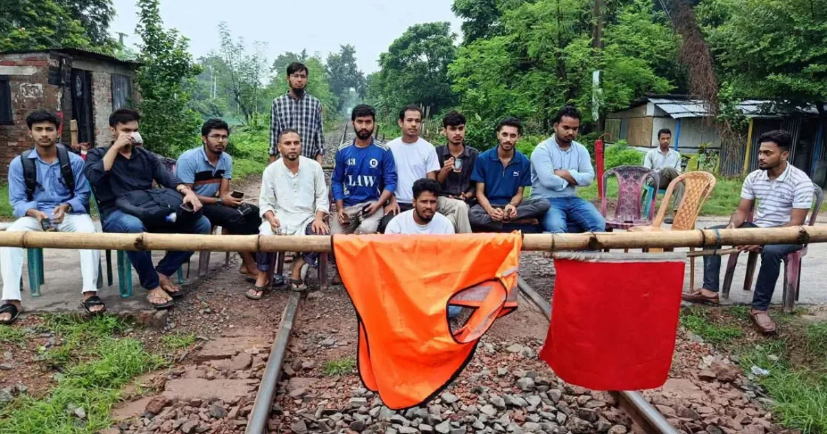 দৈনিক পূর্বকোণ - চট্টগ্রামের দৈনিক ‘বিশ্ববিদ্যালয় শিক্ষার্থীদের ৮ ঘণ্টার রেল অবরোধে ৩৫ লাখ টাকার ক্ষতি’