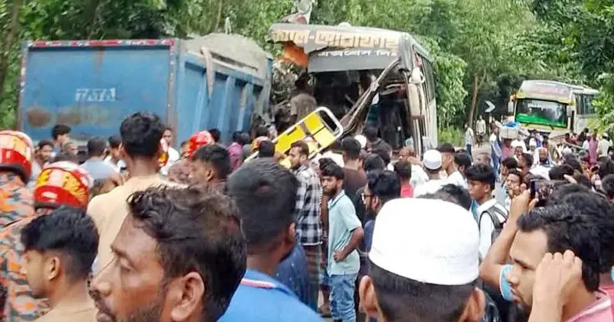দৈনিক পূর্বকোণ - চট্টগ্রামের দৈনিক ওভারটেক করতে গিয়ে ছিটকে পড়লো বাস-ট্রাক, ঘটনাস্থলেই প্রাণ হারালেন ৩ যাত্রী