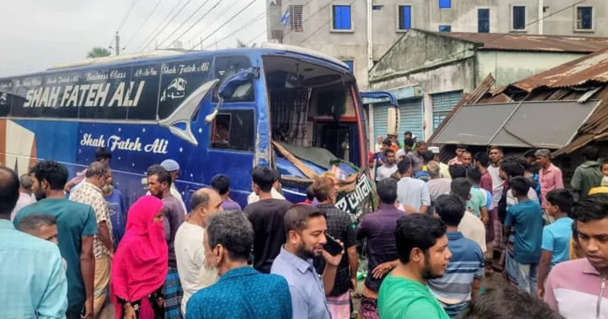 দৈনিক পূর্বকোণ - চট্টগ্রামের দৈনিক কাজের সন্ধানে অপেক্ষা করছিলেন শ্রমিকরা, বাসচাপায় প্রাণ হারালেন ৬ জন