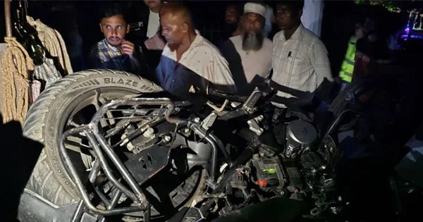 দৈনিক পূর্বকোণ - চট্টগ্রামের দৈনিক বাসের ধাক্কায় সড়কে ছিটকে পড়ে প্রাণ হারাল বাইক আরোহী ৩ বন্ধু