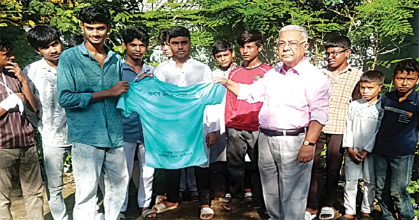 দৈনিক পূর্বকোণ - চট্টগ্রামের দৈনিক দৌলতপুরে সাফিয়া খানম ফাউন্ডেশনের ফুটবল জার্সি বিতরণ