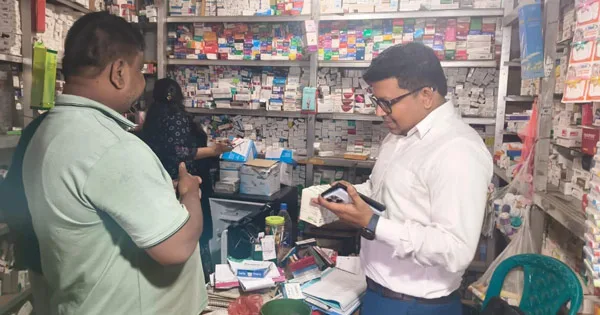 দৈনিক পূর্বকোণ - চট্টগ্রামের দৈনিক আনোয়ারায় তিন ফার্মেসিকে ৬৫ হাজার টাকা জরিমানা