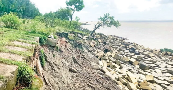 দৈনিক পূর্বকোণ - চট্টগ্রামের দৈনিক ৩৫ বছরেও হয়নি টেকসই বেড়িবাঁধ