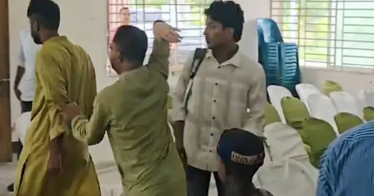 দৈনিক পূর্বকোণ - চট্টগ্রামের দৈনিক জুলাই যোদ্ধাদের মারধর করে অনুষ্ঠান থেকে বের করে দিলেন বিএনপি নেতারা