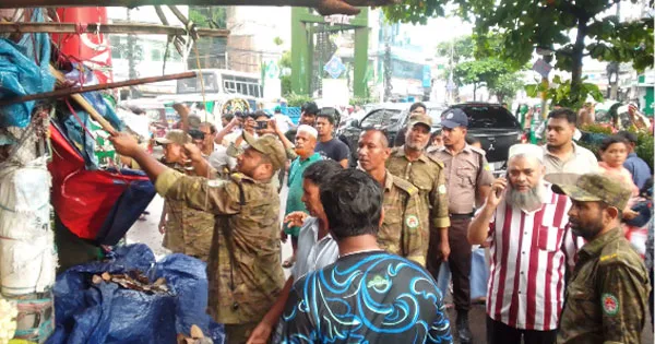 দৈনিক পূর্বকোণ - চট্টগ্রামের দৈনিক আন্দরকিল্লা-মোমিন রোডে ফুটপাতের শত দোকান উচ্ছেদ চসিকের