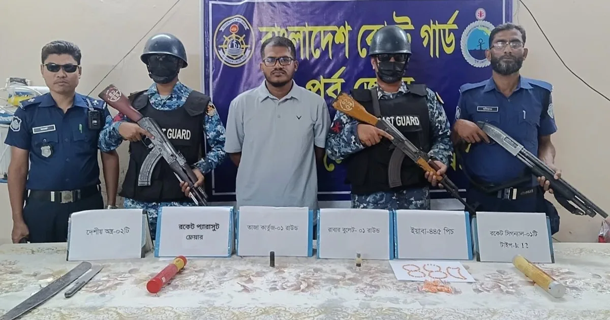 দৈনিক পূর্বকোণ - চট্টগ্রামের দৈনিক সন্দ্বীপে ইয়াবা ও দেশীয় অস্ত্রসহ মাদক ব্যবসায়ী আটক