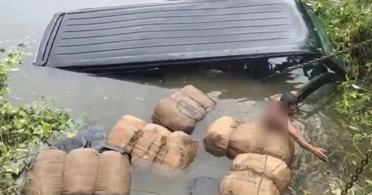দৈনিক পূর্বকোণ - চট্টগ্রামের দৈনিক পুলিশের ধাওয়া খেয়ে মাইক্রোবাস পুকুরে, ভেসে উঠলো ৯ বস্তা গাঁজা