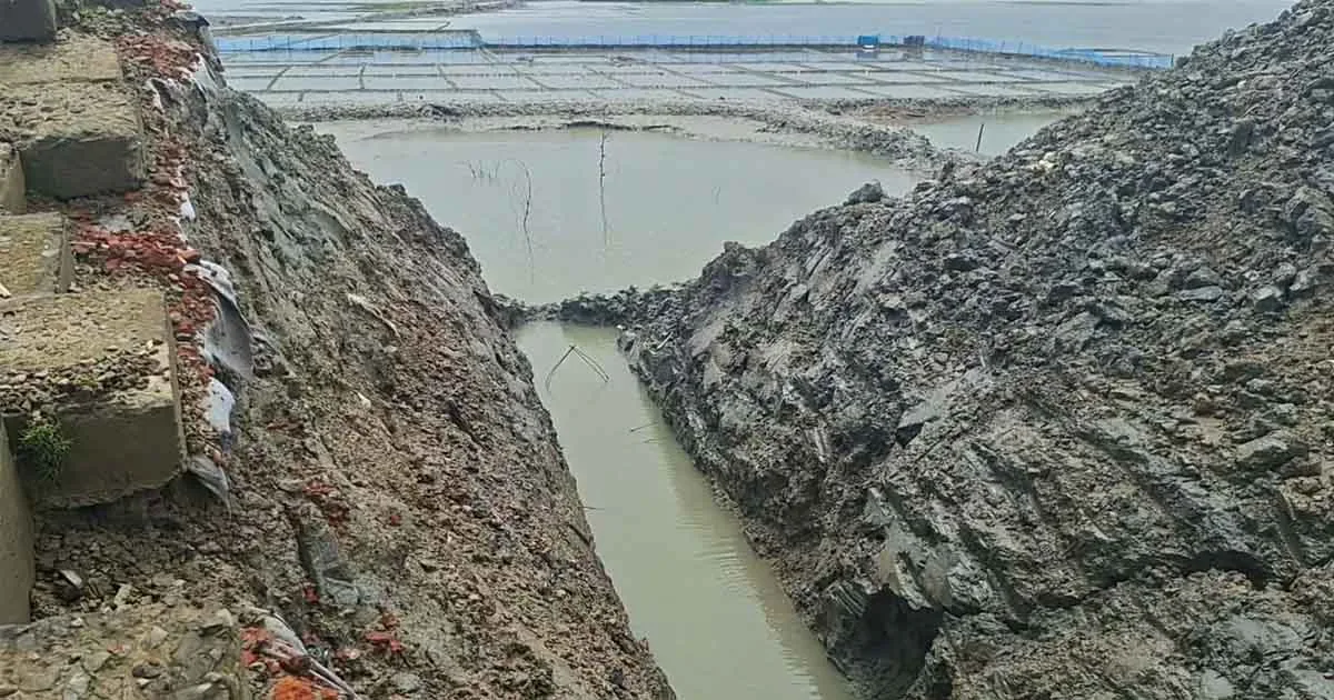 দৈনিক পূর্বকোণ - চট্টগ্রামের দৈনিক পেকুয়ায় পাইপ বসানের জন্য কাটা হয়েছে পাউবোর বেড়িবাঁধ, স্কেভেটর জব্দ