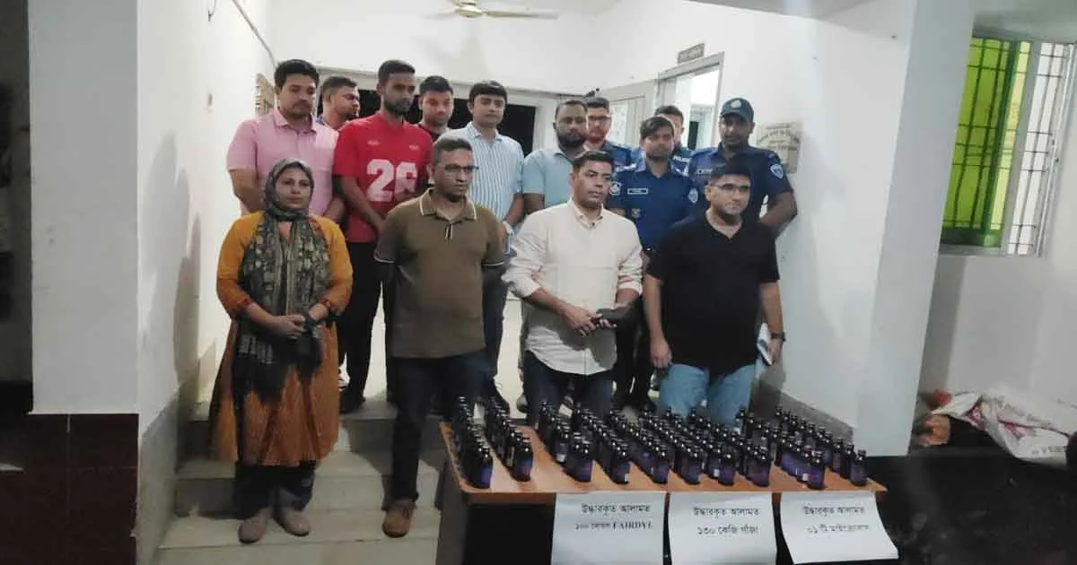 দৈনিক পূর্বকোণ - চট্টগ্রামের দৈনিক মিরসরাইয়ে ফেনসিডিল ও গাঁজা ফেলে পাচারকারীরা