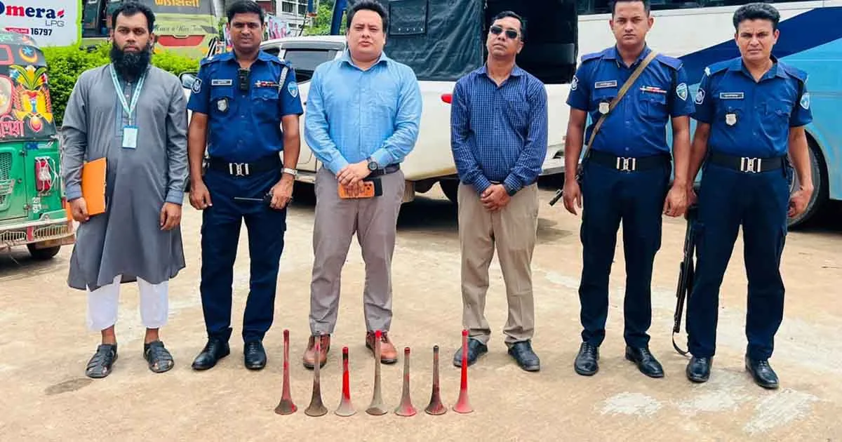 দৈনিক পূর্বকোণ - চট্টগ্রামের দৈনিক লোহাগাড়ায় শব্দদূষণ রোধে অভিযান, ৪ বাসকে জরিমানা