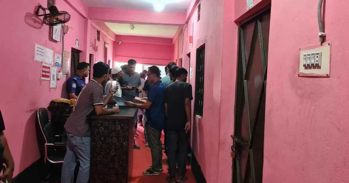 দৈনিক পূর্বকোণ - চট্টগ্রামের দৈনিক মিরসরাইয়ে হোটেলে মিলল পুলিশ সদস্যের লাশ, পাশেই রক্তাক্ত অবস্থায় পড়ে ছিল স্ত্রী