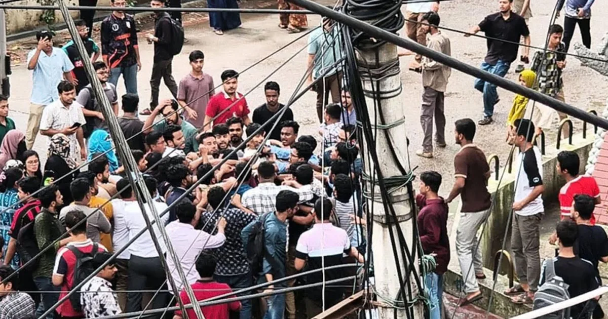 দৈনিক পূর্বকোণ - চট্টগ্রামের দৈনিক জবি ভিপি ও জিএসকে মেরে ক্যাম্পাসছাড়া করল ছাত্রদল