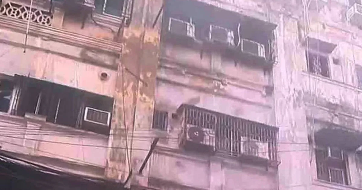 দৈনিক পূর্বকোণ - চট্টগ্রামের দৈনিক কলকাতায় হোটেলে আগুন, নারী-শিশুসহ ৯ বাংলাদেশির মৃত্যু