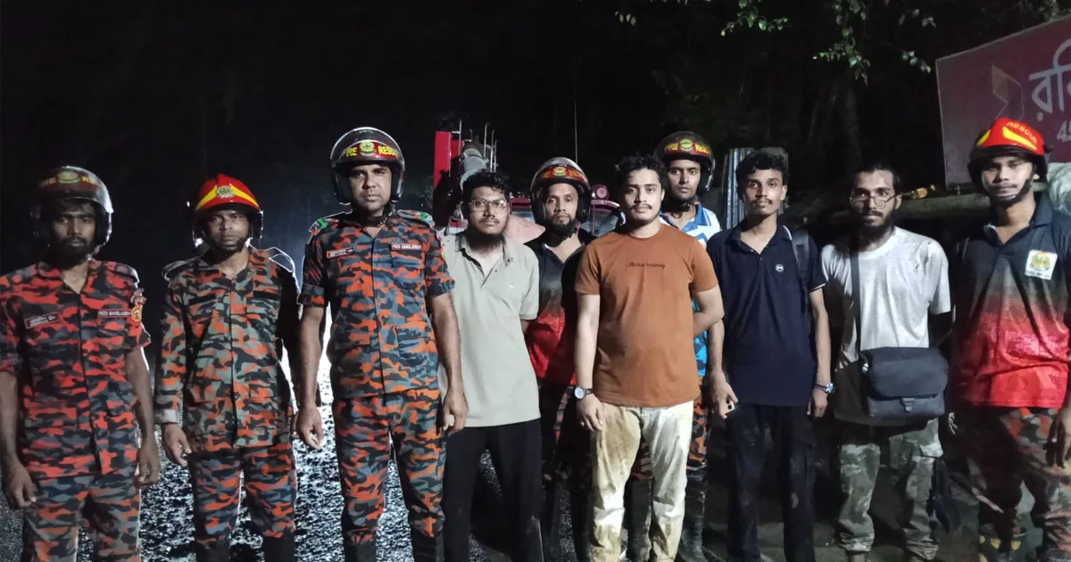 দৈনিক পূর্বকোণ - চট্টগ্রামের দৈনিক কাপ্তাইয়ের সীতার পাহাড়ে আটকে পড়া চট্টগ্রামের ৪ পর্যটক উদ্ধার
