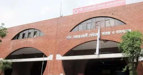 দৈনিক পূর্বকোণ - চট্টগ্রামের দৈনিক হাতে থাকা ব্যাগে ছিনতাইকারীর টান, রিকশা থেকে পড়ে প্রধান শিক্ষিকার মৃত্যু