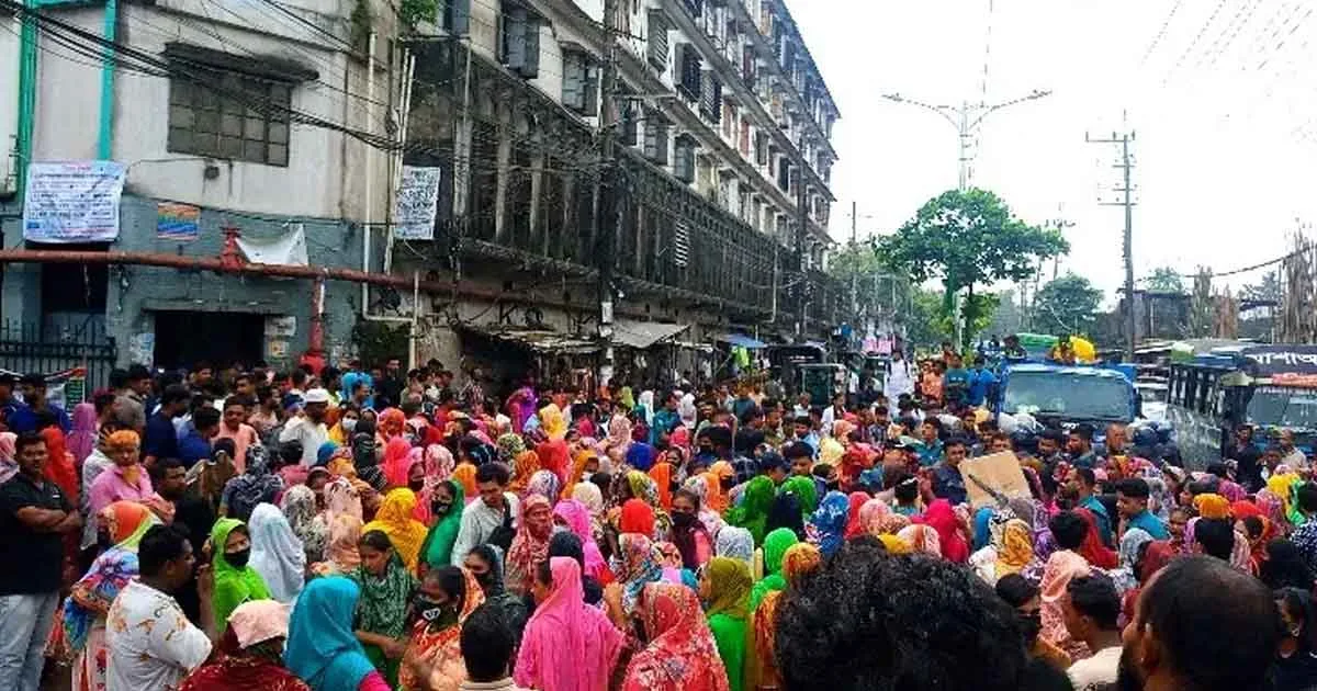 দৈনিক পূর্বকোণ - চট্টগ্রামের দৈনিক চট্টগ্রামে বকেয়া বেতনের দাবিতে সড়ক অবরোধ