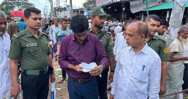 দৈনিক পূর্বকোণ - চট্টগ্রামের দৈনিক মহাসড়কের পাশে ছাগলের বাজার, ইজারাদারকে জরিমানা
