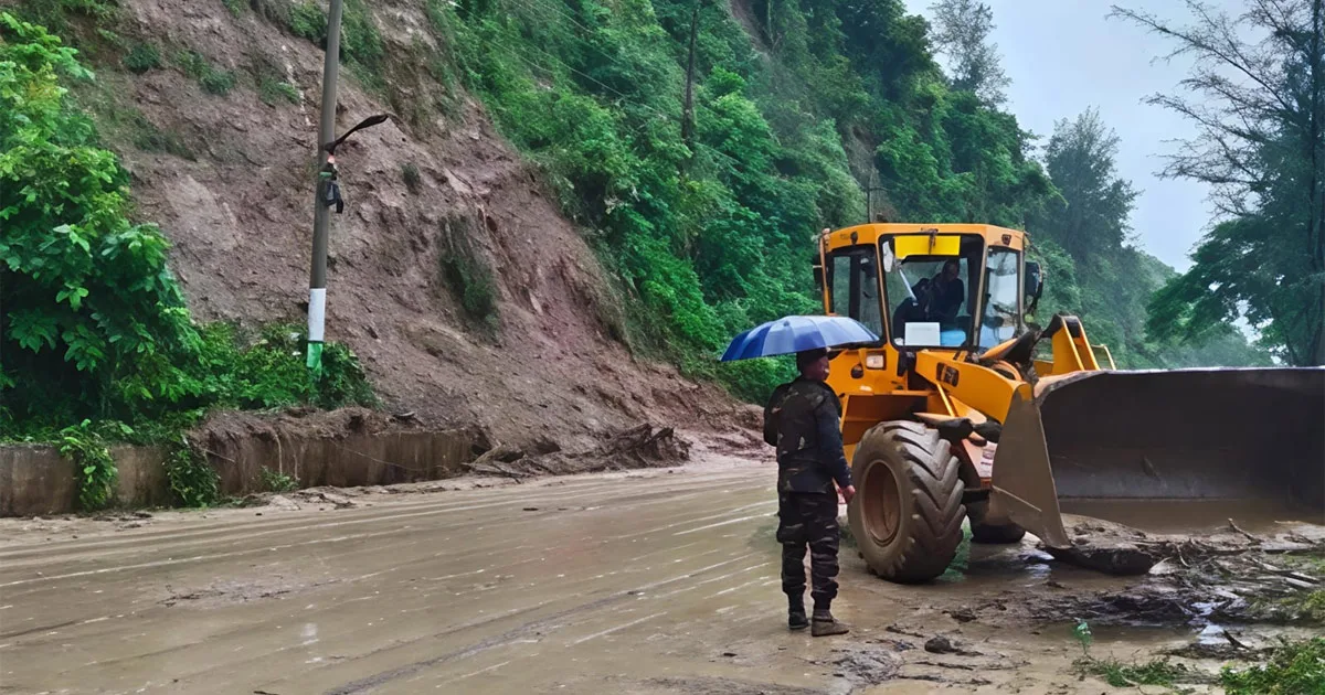 দৈনিক পূর্বকোণ - চট্টগ্রামের দৈনিক কক্সবাজারের মেরিন ড্রাইভে দুই দফায় পাহাড়ধস