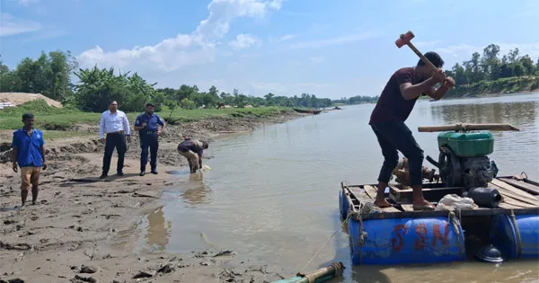 দৈনিক পূর্বকোণ - চট্টগ্রামের দৈনিক অবৈধ বালু উত্তোলনের বিরুদ্ধে অভিযান, ৯ শ্যালো মেশিন ধ্বংস