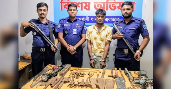 দৈনিক পূর্বকোণ - চট্টগ্রামের দৈনিক মহেশখালীতে অভিযানে অস্ত্র তৈরির সরঞ্জামসহ গ্রেপ্তার ২