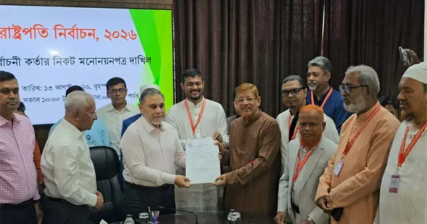 দৈনিক পূর্বকোণ - চট্টগ্রামের দৈনিক রাষ্ট্রপতি প্রার্থী অলি আহমদের মনোনয়নপত্র ইসিতে জমা