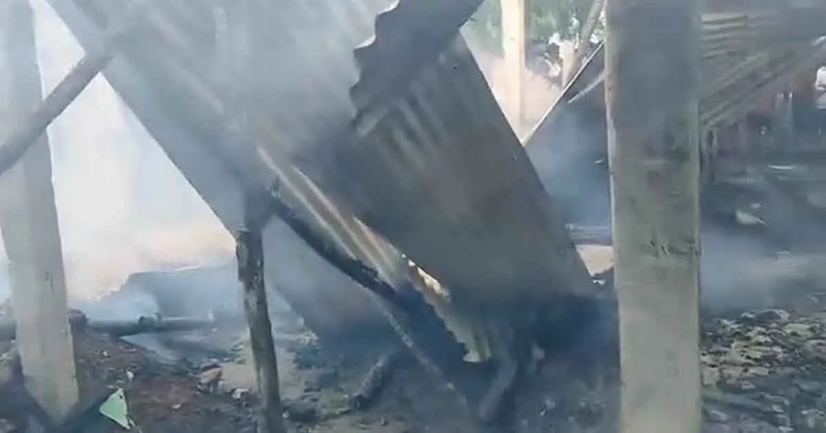 দৈনিক পূর্বকোণ - চট্টগ্রামের দৈনিক পেকুয়ায় আগুনে পুড়ল এক বাড়িসহ চার গরু, ভেঙে গেল আবু জাফরের স্বপ্ন