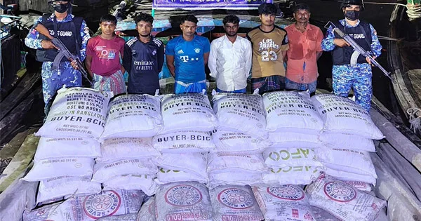 দৈনিক পূর্বকোণ - চট্টগ্রামের দৈনিক পতেঙ্গায় সিমেন্ট ও সারসহ ৬ পাচারকারী আটক