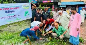 বজ্রপাত রোধে ৫ কি.মি সড়কে তালগাছ রোপন করছেন ওমর শরীফ