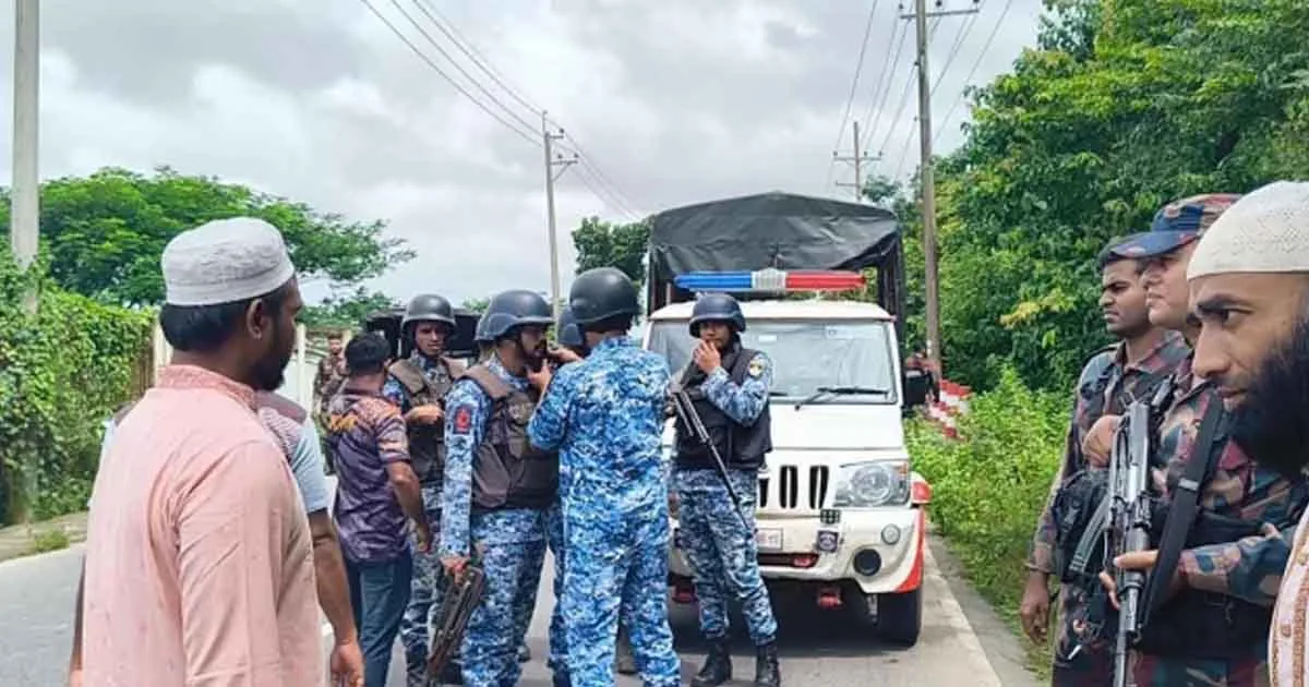 দৈনিক পূর্বকোণ - চট্টগ্রামের দৈনিক টেকনাফে দিনদুপুরে বাস থামিয়ে ৫৭ লাখ টাকা লুটের ঘটনায় গ্রেপ্তার ২
