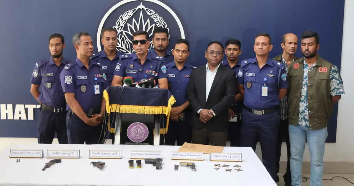 দৈনিক পূর্বকোণ - চট্টগ্রামের দৈনিক ফটিকছড়িতে পুলিশের সঙ্গে বন্দুকযুদ্ধ: কালা মোবারকসহ গ্রেপ্তার ৪, অস্ত্র-গুলি উদ্ধার