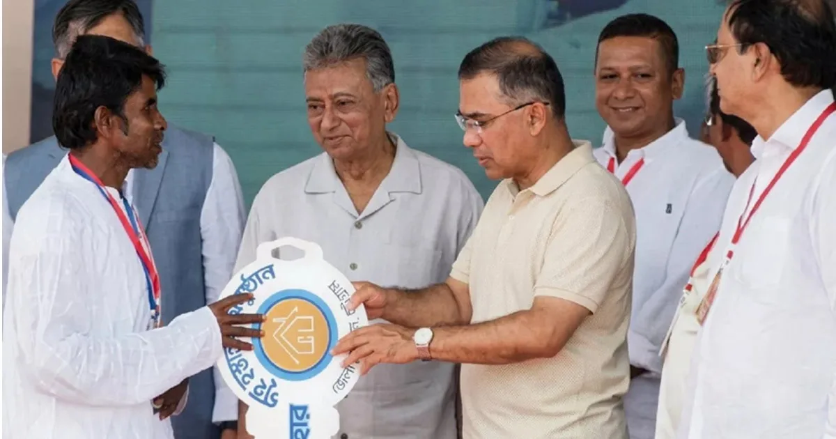 দৈনিক পূর্বকোণ - চট্টগ্রামের দৈনিক বাঁশখালীতে বন্যায় ক্ষতিগ্রস্তদের হাতে নতুন ঘরের চাবি তুলে দিলেন প্রধানমন্ত্রী