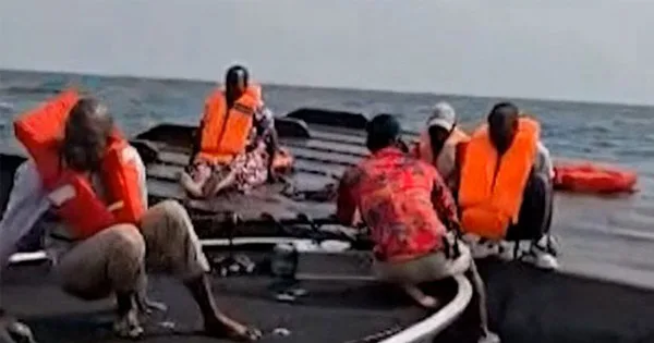 দৈনিক পূর্বকোণ - চট্টগ্রামের দৈনিক জিম্বাবুয়েতে ৯০ জনের ফেরিতে উঠল ১৫৩, ডুবে ৪৪ প্রাণহানি