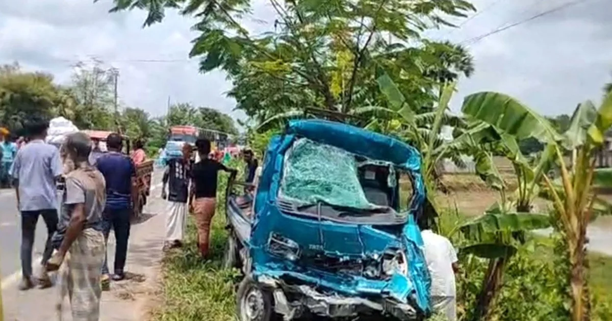 দৈনিক পূর্বকোণ - চট্টগ্রামের দৈনিক ওভারটেক করতে গিয়ে ট্রাক-পিকআপ সংঘর্ষ, চালক-হেলপার ও দুই ব্যবসায়ী নিহত