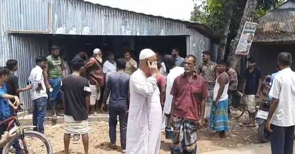 দৈনিক পূর্বকোণ - চট্টগ্রামের দৈনিক গুদামের দরজা ভেঙে ‘১৯৭ বস্তা’ সার নিয়ে গেলেন কৃষক