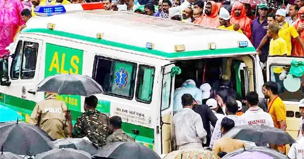 দৈনিক পূর্বকোণ - চট্টগ্রামের দৈনিক বিদ্যুতের খুঁটি পড়ে আতঙ্ক, বিহারের মন্দিরে পদপিষ্ট হয়ে নিহত ৭