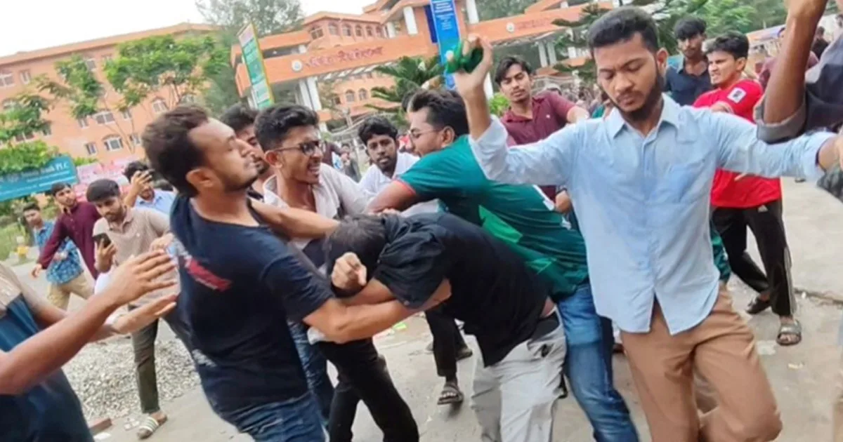 দৈনিক পূর্বকোণ - চট্টগ্রামের দৈনিক এবার বরিশাল বিশ্ববিদ্যালয়ে ছাত্রদল-শিবির সংঘর্ষ, আহত ১০