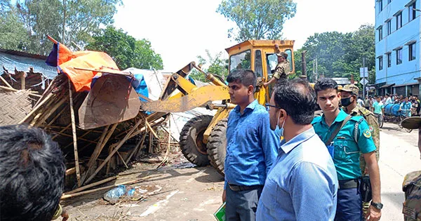 দৈনিক পূর্বকোণ - চট্টগ্রামের দৈনিক দেওয়ানহাট পোস্তারপাড়ে চসিকের অভিযানে ৪০ দোকান উচ্ছেদ