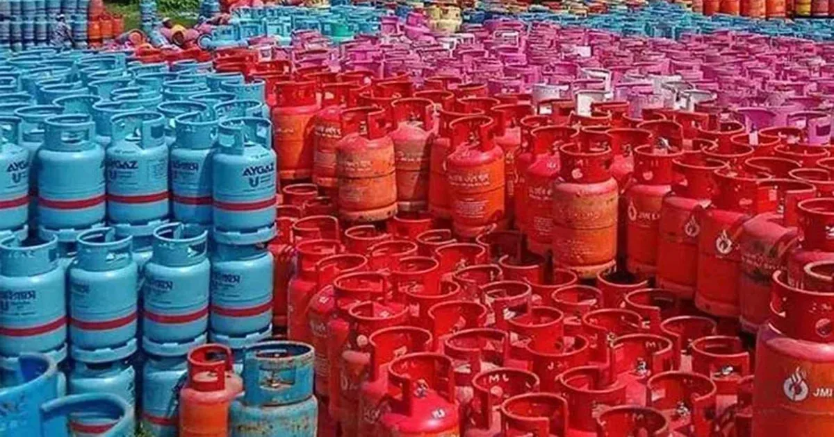 দৈনিক পূর্বকোণ - চট্টগ্রামের দৈনিক আবারও বাড়লো ১২ কেজির এলপিজি সিলিন্ডারের দাম