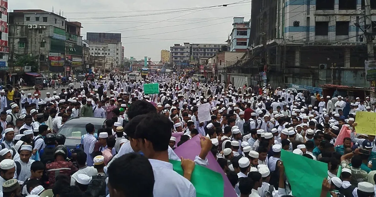 দৈনিক পূর্বকোণ - চট্টগ্রামের দৈনিক কাভার্ডভ্যান চাপায় শিক্ষার্থীর মৃত্যু, ফুটওভার ব্রিজ নির্মাণের দাবিতে মহাসড়ক অবরোধ
