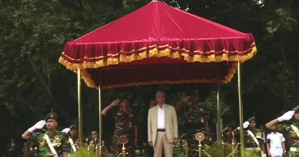 দৈনিক পূর্বকোণ - চট্টগ্রামের দৈনিক বঙ্গভবনে রাষ্ট্রপতি মির্জা ফখরুল ইসলাম আলমগীর, গার্ড অব অনারে বরণ