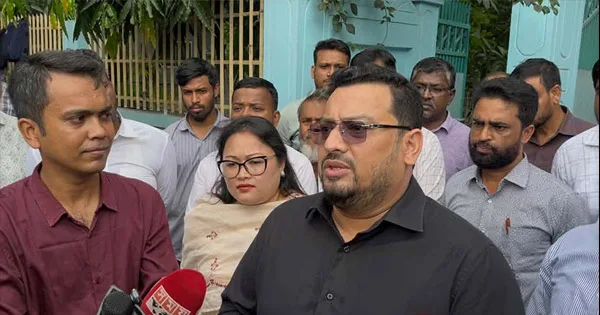 দৈনিক পূর্বকোণ - চট্টগ্রামের দৈনিক ভূমি অফিসে মীর হেলালের আকস্মিক পরিদর্শন, অনুপস্থিত অধিকাংশ কর্মকর্তা
