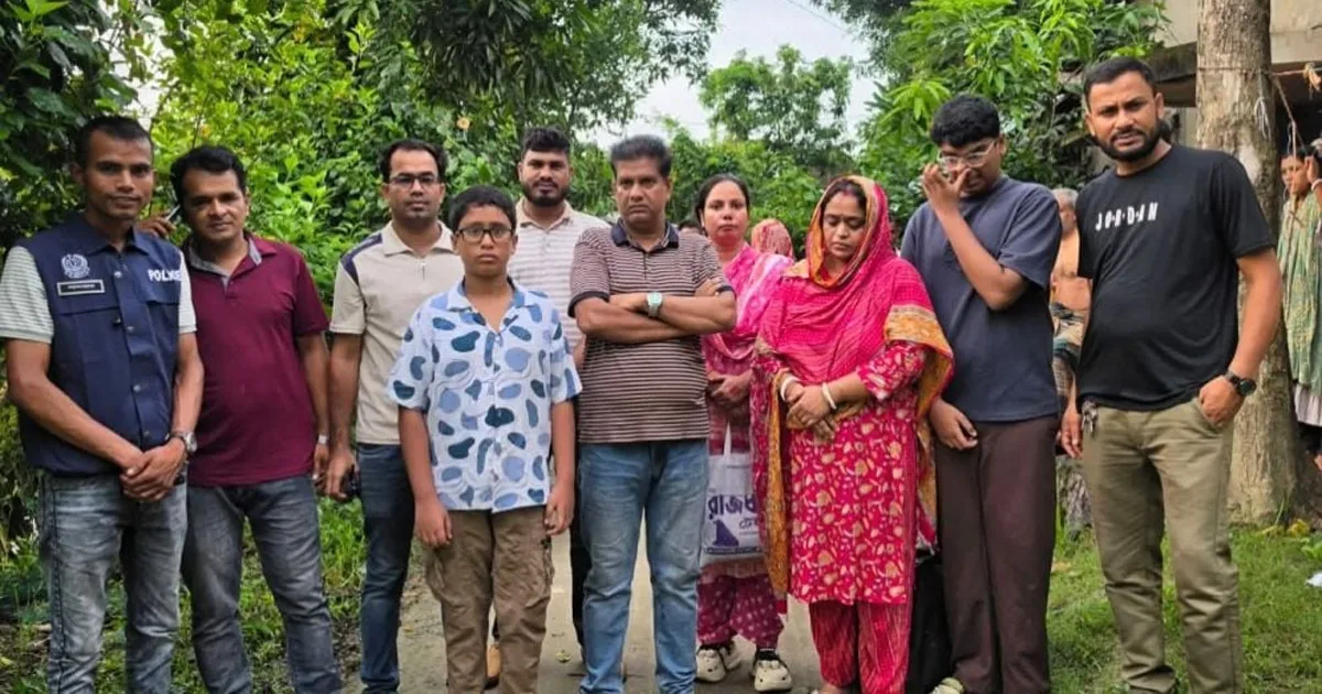 দৈনিক পূর্বকোণ - চট্টগ্রামের দৈনিক আত্মগোপনে থাকা সেই স্বর্ণ ব্যবসায়ী সপরিবারে চট্টগ্রামে আটক
