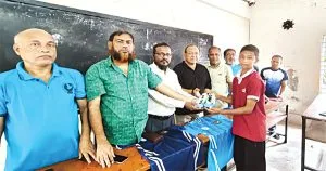 রেলওয়ে স্টেশন কলোনী স্কুলের ফুটবলারদের মাঝে বুট ও জার্সি বিতরণ