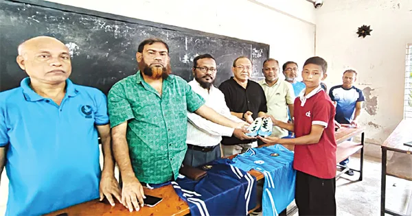 দৈনিক পূর্বকোণ - চট্টগ্রামের দৈনিক রেলওয়ে স্টেশন কলোনী স্কুলের ফুটবলারদের মাঝে বুট ও জার্সি বিতরণ
