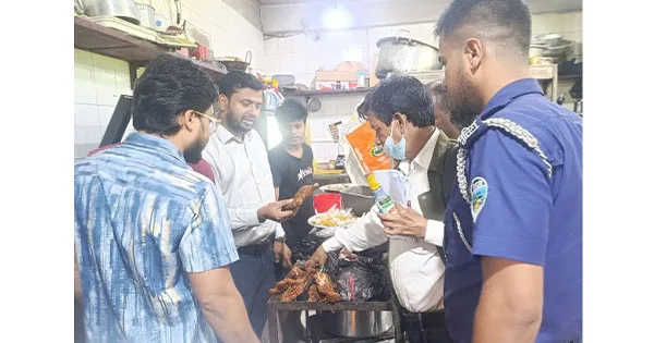 দৈনিক পূর্বকোণ - চট্টগ্রামের দৈনিক পচা ও বাসি খাবার সংরক্ষণ, সীতাকুণ্ডে দুই খাবার হোটেলকে জরিমানা