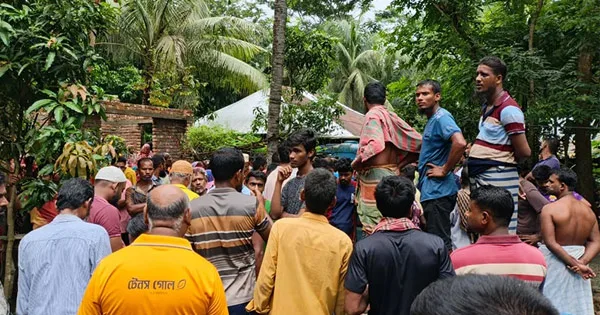 দৈনিক পূর্বকোণ - চট্টগ্রামের দৈনিক একই পরিবারের তিনজনের গলিত মরদেহ উদ্ধার