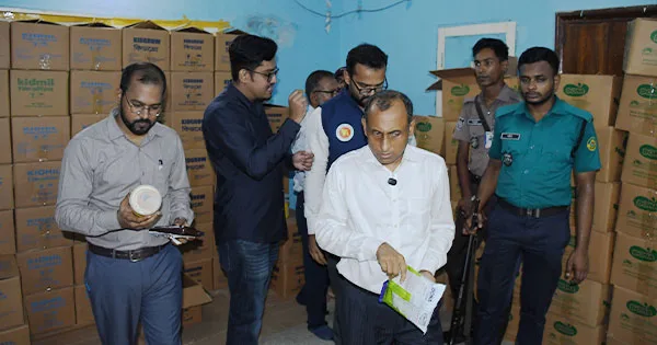 দৈনিক পূর্বকোণ - চট্টগ্রামের দৈনিক আগ্রাবাদে মেয়াদোত্তীর্ণ ‘ডোনা’ পাউডার দুধে নতুন মেয়াদ বসানোর দায়ে প্রতিষ্ঠান সিলগালা