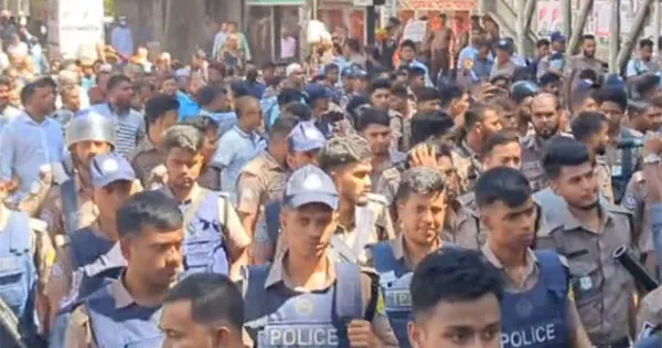 দৈনিক পূর্বকোণ - চট্টগ্রামের দৈনিক সচিবালয়ের সামনে ইসলামী ব্যাংকের চাকরিচ্যুতদের ওপর পুলিশের লাঠিচার্জ